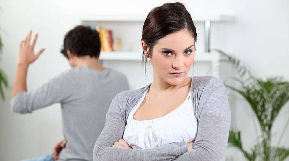7 вещей в поведении, которыми женщины незаметно отталкивают от себя мужчин - e-w-e.ru