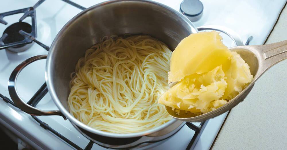 Промывать ли спагетти после варки. Слипшиеся макароны. Промыть макароны. Промывают ли макароны после варки. Надо ли промывать спагетти.