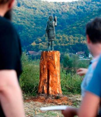 Мелания Трамп - В Словении открыли новую бронзовую статую Мелании Трамп, вместо подожженной - chert-poberi.ru - Сша - Словения