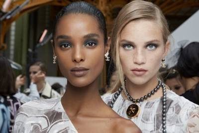 Лючия Пик - Надо повторить: как сделать макияж с показа Chanel весна 2021 - vogue.ua - Париж