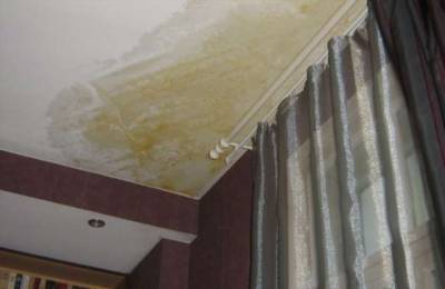 Как отбелить желтые пятна на потолке, если соседи затопили квартиру - milayaya.ru