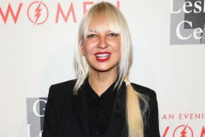Певица Sia рассказала о своих приемных детях и призналась, что хочет снова стать матерью - spletnik.ru