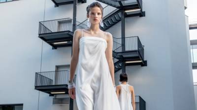 Carolina Herrera - Giambattista Valli - Лучшие белые платья в коллекциях весна-лето 2021 - vogue.ua - Париж - Лондон - Нью-Йорк