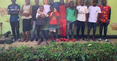 26-летняя девушка усыновила 14 африканских тинейджеров и малышей — как они живут - wmj.ru - Англия - Танзания