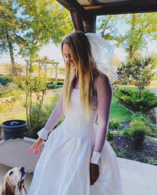 Дочь Ри Драммонд примерила платье мамы, в котором она выходила замуж в 1996 году - starslife.ru