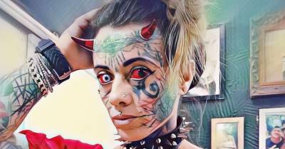 Зататуированная «женщина-дьявол» с имплантами рогов раздвоила язык и залила белки глаз красным - wmj.ru - Бразилия