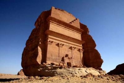 «Одинокий дворец» в скале: как появилась гробница посреди пустыни - chert-poberi.ru - Саудовская Аравия
