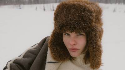 Теплые дубленки, необычные свитеры, яркие аксессуары и платья с мехом в новой коллекции петербургского бренда k é k é для суровой зимы - vogue.ru