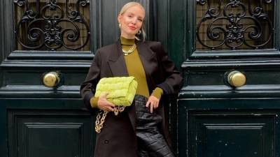 Insta-репортаж: как модницы носят яркие сумки этой осенью - vogue.ua