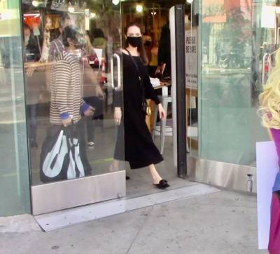 Анджелина Джоли - Бред Питт - Urban Outfitters - Анджелина Джоли отправляется с детьми за покупками новой одежды - starslife.ru - Лос-Анджелес