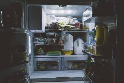 Какие подручные средства помогут убрать неприятный запах из холодильника - lifehelper.one
