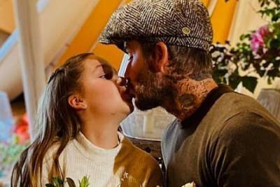 Виктория Бекхэм - Дэвид Бекхэм - David Beckham - В сети снова осудили Дэвида Бекхэма за поцелуй в губы с дочкой Харпер - spletnik.ru