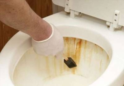 Как избавиться от ржавчины в унитазе средствами, которые справятся не хуже, чем туалетный «утенок» - milayaya.ru