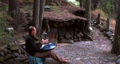 Видео: Мужчина живет в землянке в лесу уже 20 лет и ни о чем не жалеет - lublusebya.ru