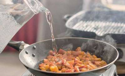 Улучшаем вкус еды обычной водой: 8 хитростей поваров - milayaya.ru