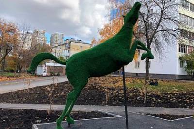 Скульптуру лошади насадили на штырь ради нового двора - mur.tv - Уфа