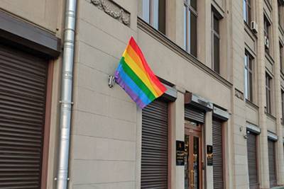 Владимир Путин - Участники Pussy Riot вывесили ЛГБТ-флаги на зданиях ФСБ и администрации президента в день рождения Владимира Путина - spletnik.ru - Россия - республика Чечня