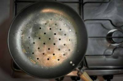Для чего итальянцы используют дырявые сковородки, напоминающие решето - chert-poberi.ru - Италия