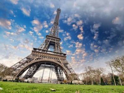 Какая особенность Эйфелевой башни позволяет ей менять рост и размер - chert-poberi.ru - Париж