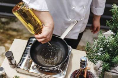 Почему раскаленное масло стреляет на сковородке, и как «заставить» его не разбрызгиваться - chert-poberi.ru