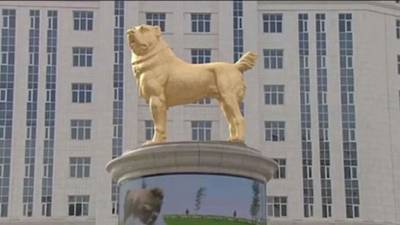 Национальный герой: В Туркмении поставили золотой памятник собаке алабаю - mur.tv - Ашхабад - Туркмения