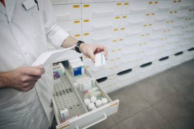 Почему в аптеках возник дефицит лекарств и при чем... - glamour.ru