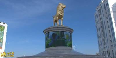 Гурбангулы Бердымухамедов - Президент Туркменистана открыл 15-метровую статую собаки из золота - mur.tv - Ашхабад - Туркмения