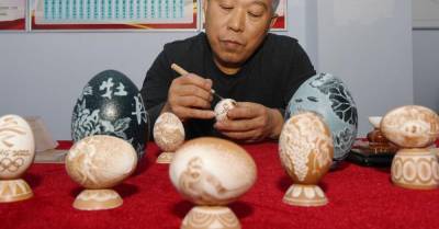 Художник вырезает величественных карпов и пышные цветы на страусиных яйцах - wmj.ru - Пекин