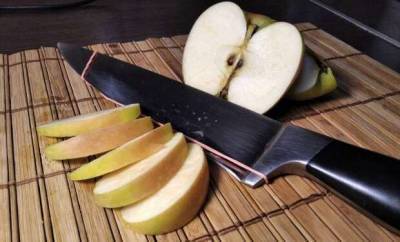 Японский лайфхак с ножом и канцелярской резинкой, который упростит нарезку продуктов - lublusebya.ru