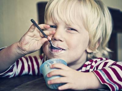 5 вредных продуктов, которыми мы регулярно кормим детей - marieclaire.ru