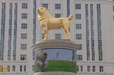 Гурбангулы Бердымухамедов - Президент Туркмении приветствовал свой народ, на открытии монумента «золотому» псу (3 фото + 3 видео) - chert-poberi.ru - Ашхабад - Туркмения