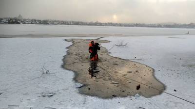 Провалившуюся под лед собаку спасли в Нижнем Тагиле. - mur.tv