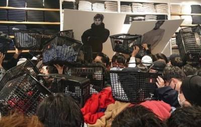 Jil Sander - Покупатели разгромили магазин Uniqlo в Токио. В чем причина? (ФОТО) - hochu.ua - Сингапур - Япония - Sander - Токио - Нью-Йорк
