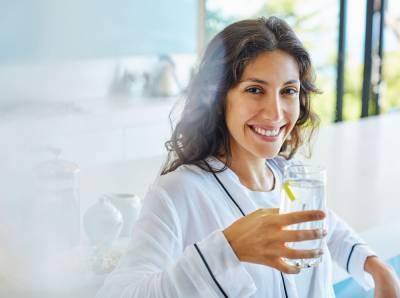9 причин начать пить лимонную воду - marieclaire.ru
