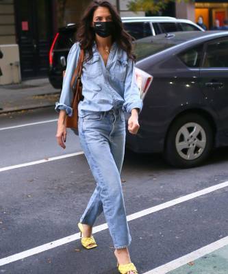 Кэти Холмс - Идеальный джинсовый тотал-лук и самые популярные босоножки 2020 года: Кэти Холмс знает толк в стильных повседневных аутфитах - elle.ru