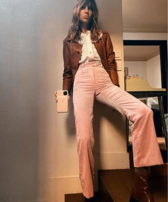 Джейн Биркин - Джинсы из розового вельвета + блуза с резным воротником — комплект, который сделает из вас стильную француженку - elle.ru - Франция