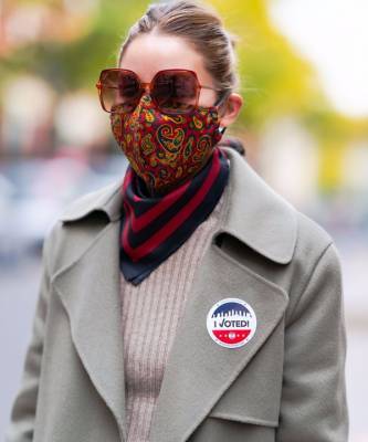 Оливия Палермо - Оливия Палермо снова доказала, что защитная маска для лица может быть стильным аксессуаром - elle.ru