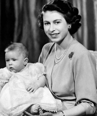 королева Елизавета II (Ii) - принц Филипп - Елизавета - король Георг VI (Vi) - Редкое фото: молодая Королева Елизаветы с новорожденным сыном - elle.ru - Англия