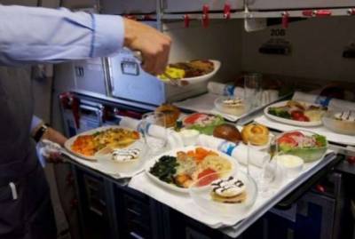 Вот что делают с самолетной едой, которую не съели… - lublusebya.ru