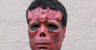 Как выглядит «человек-череп», который отрезал нос и зататуировал лицо в красный цвет - wmj.ru