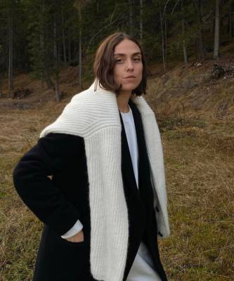 Носите свитер поверх пальто: неожиданное решение модной итальянки Эрики Болдрин - elle.ru