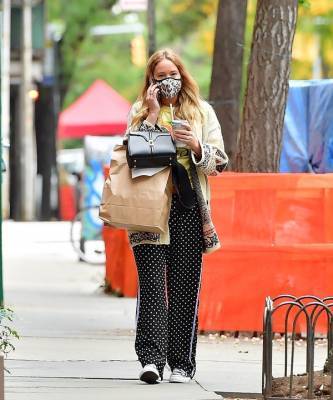 Дженнифер Лоуренс - Редкие фото: Дженнифер Лоуренс в кардигане с этническим принтом и очень широких брюках - elle.ru - Нью-Йорк