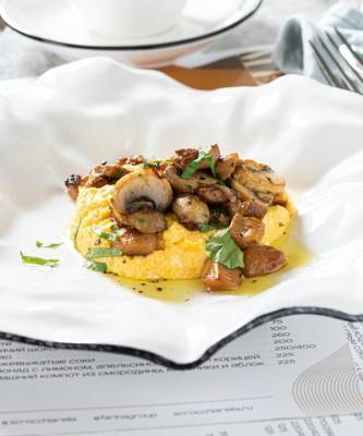 Рецепт правильного завтрака: яичница-болтунья с грибами и трюфельным маслом - elle.ru