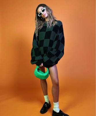 Хейли Бибер - Джастин Бибер - Свитер в шахматную клетку + самая модная сумка зимы: Хейли Бибер знает о трендах все - elle.ru