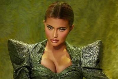 Kylie Jenner - Бьюти-дайджест: от новогодней коллекции Кайли Дженнер до парных ароматов Сиары - spletnik.ru