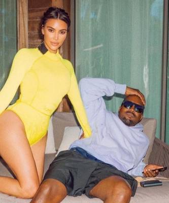 Ким Кардашьян - Канье Уэст (Kanye West) - Парные образы: что носят Ким Кардашьян и Канье Уэст на тропическом острове - elle.ru