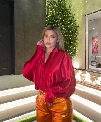 Кайли Дженнер - Kylie Jenner - С чем носить красную блузу? Небанальное решение от Кайли Дженнер для тех, кто готов к ярким образам - elle.ru