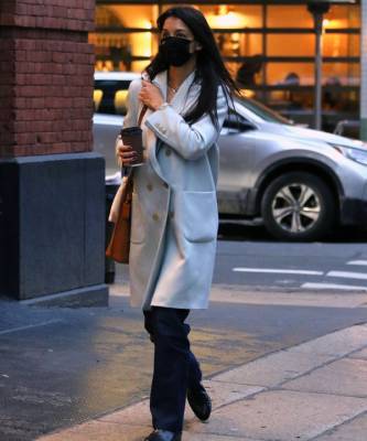 Кэти Холмс - Смело выбирайте светлое пальто, даже когда на улице слякоть. Вдохновляющий пример Кэти Холмс - elle.ru
