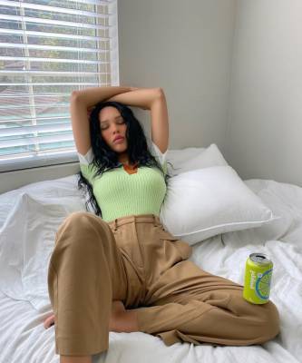 Блю Смит - Топ цвета свежей зелени + бежевые брюки — модель Нара Пеллман научит вас играть на контрастах - elle.ru