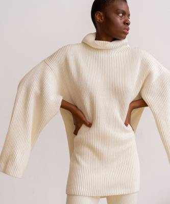 White fall: свитер-кейп Ushatava, который вы не захотите снимать всю зиму - elle.ru